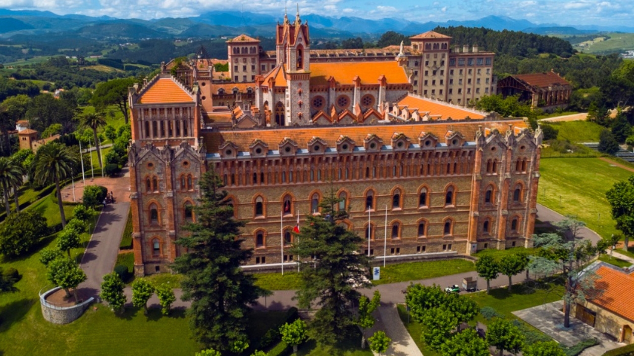 11. Comillas