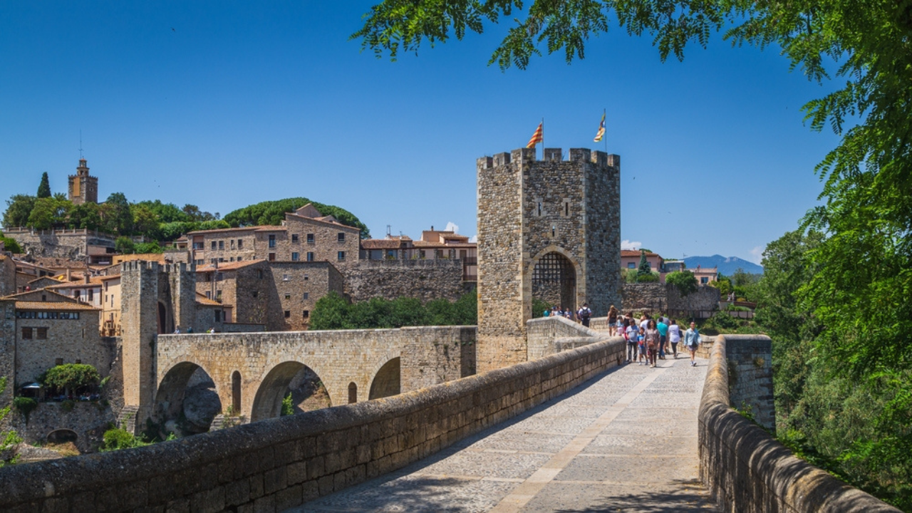 15. Besalú